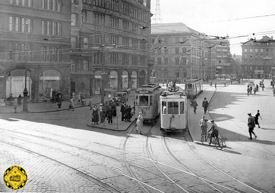 Das Trambahnnetz wurde nach dem Umbau und der Leistungsertüchtigung mehrerer Knotenpunkte in den Jahren 1934 bis 1936 deutlich verbessert. Dabei wurden die kurzen Zubringerlinien in die Außenviertel systematisch abgebaut und in das umorganisierte Netz von 18 Stamm- und 12 Einsatzlinien einbezogen. Die letzte Vorkriegs-Neubaustrecke der Münchner Trambahn, die Verlängerung der Linie 3 von der Donnersbergerstraße bis zum Romanplatz, wurde 1938 eröffnet.