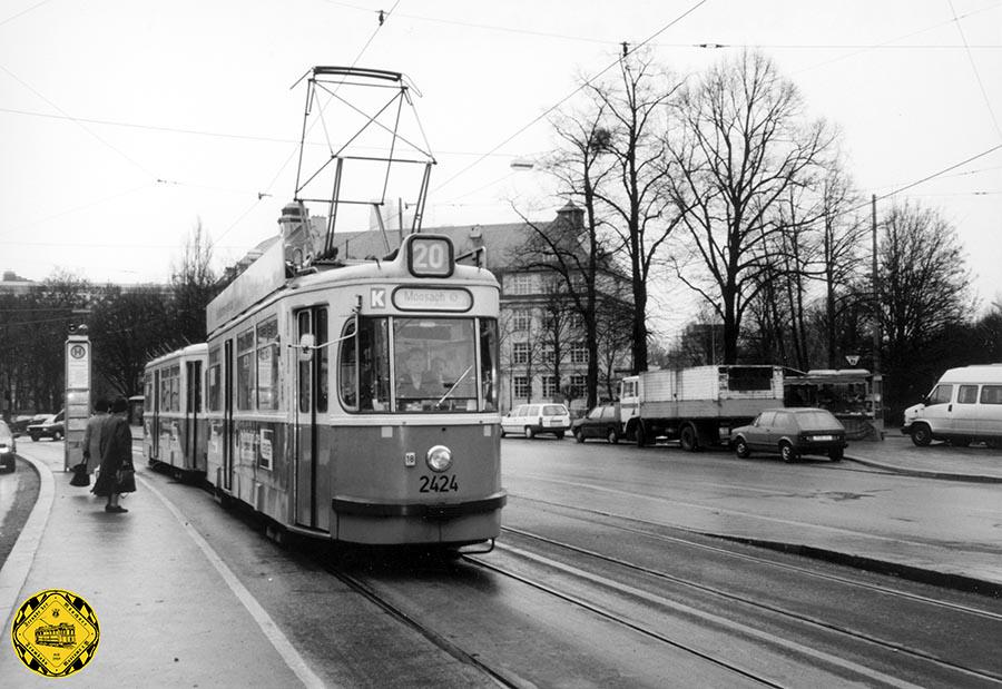 Die Linie 20 fuhr ab 21.03.1949 vom Herkomerplatz zunächst zum Tierpark. Ab 1.8.1970 zum Harras, ab 28.5.1972 weiter bis Fürstenried West. Am 1.6.1975 fuhr sie zum Gondrellplatz, bis sie ab 19.10.1980 den Endpunkt Moosach ansteuerte. Und auch damit war am 02.06.1996 Schluss.