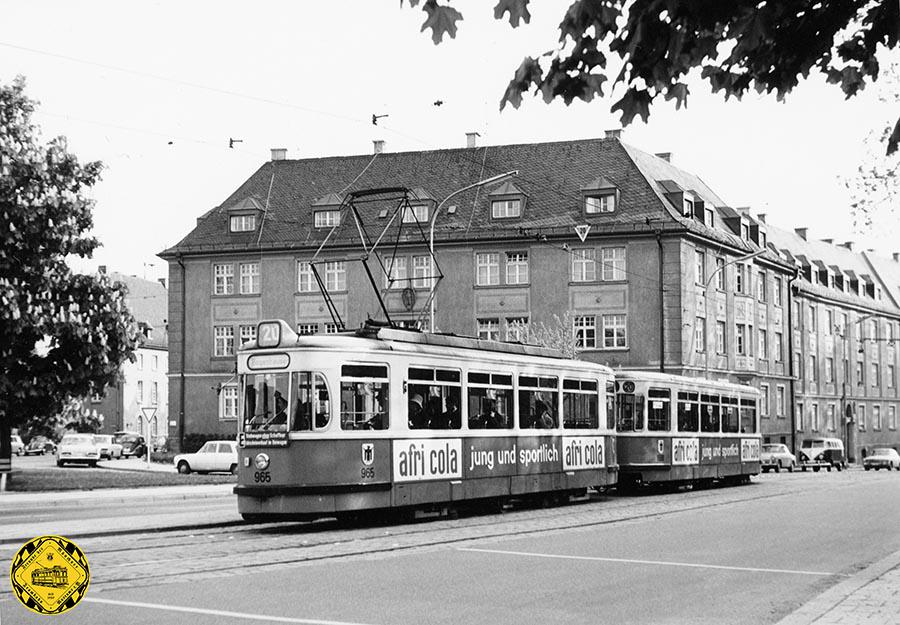 Auf der Linie 20 kommt am 5.5.1970 auf der Montgelasstraße der M4-Triebwagen 965 mit m3- Beiwagen1668 am Herkomerplatz stadtauswärts an.