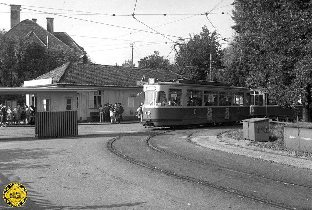 Das alte Holz-Wartehäuschen von der Streckeneröffnung haben sogar noch die M-Wagen 1959 erlebt wie auch die Sperren links im Bild. 