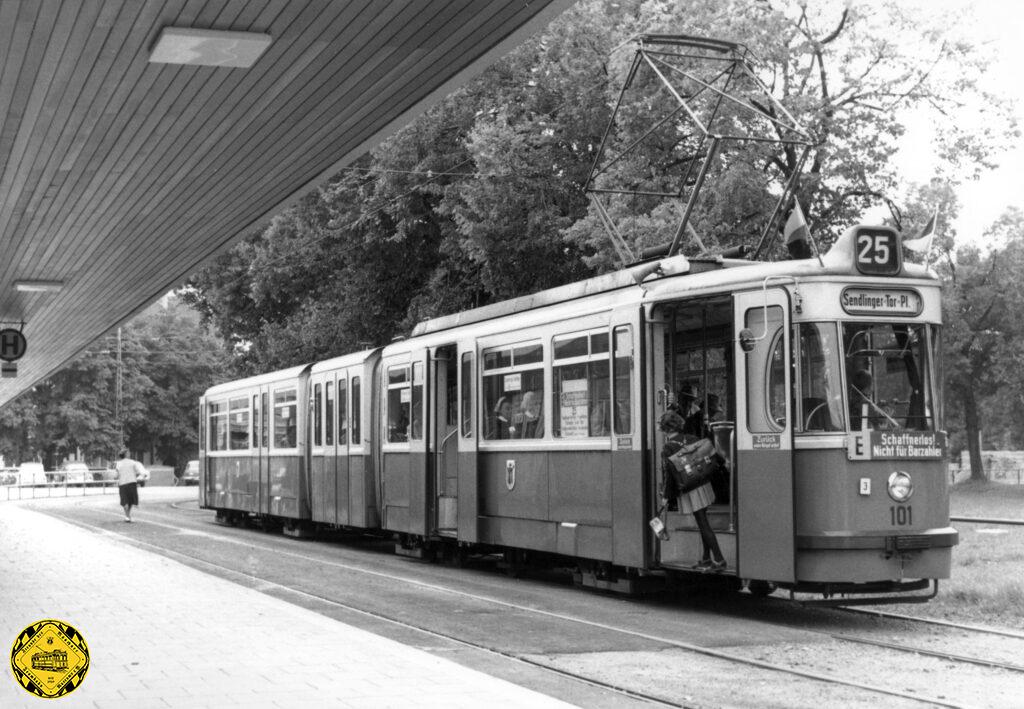 Die neuen Triebwagen erregten großes Aufsehen bei der Bevölkerung; schnell fanden sie unter dem Namen „Tatzelwurm“ Eingang in den Sprachgebrauch von Trambahnern und Fahrgästen. Im Frühjahr 1963 betrachtete man die Versuchseinsätze als abgeschlossen, jedoch hatten sich die hohen Erwartungen nicht erfüllt. Es war nicht gelungen, den Fahrgästen das neue Fahrgastfluß-System zu vermitteln, man benötigte weiterhin zwei Schaffner.