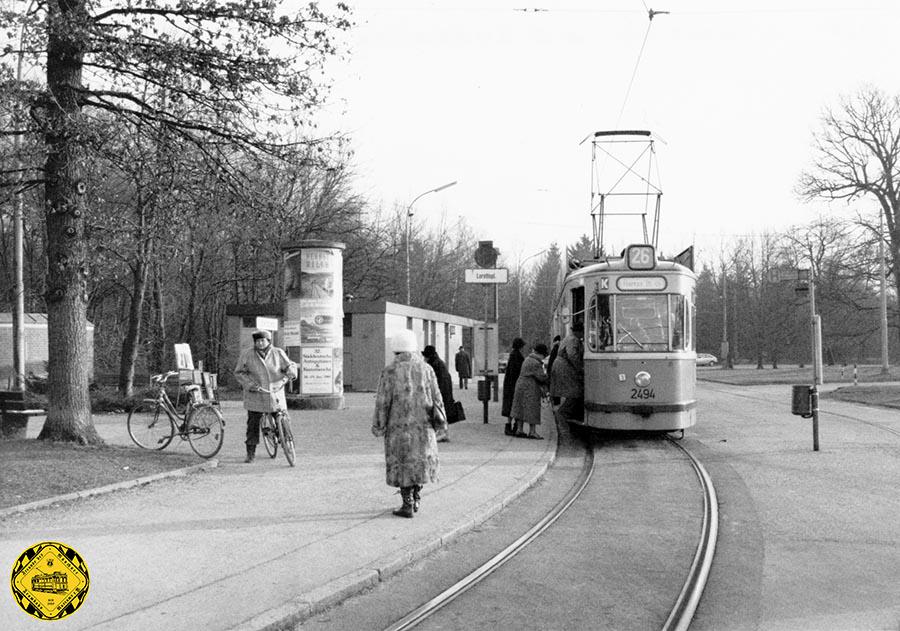 Schon am 15.9.1984 wurde die Strecke Am Harras - Albert-Roßhaupter-Straße - Luise-Kiesselbach-Platz - Waldfriedhofstraße bis Fürstenrieder Straße wieder in Betrieb genommen auf Grund eines Wahlversprechen des damaligen OB Kronawitter.