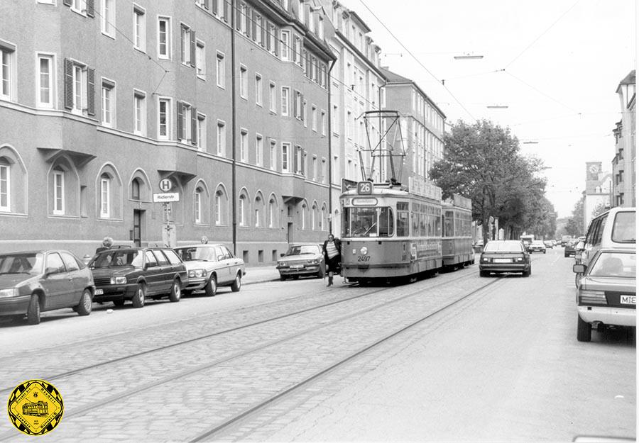 Der Triebwagen 2497 + Beiwagen 3497 an der Haltestelle Ridlerstraße auswärts im Mai 1991