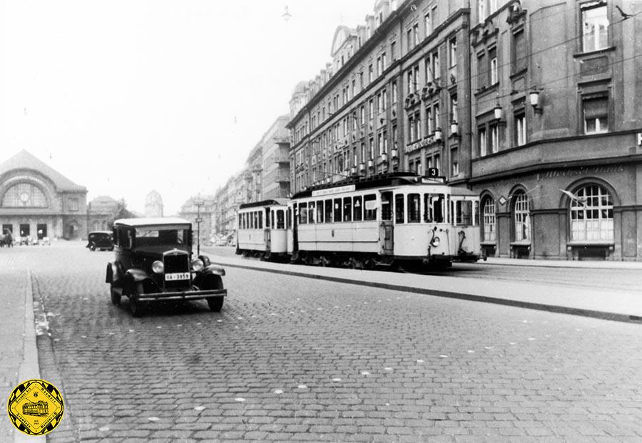 Die Trambahn hat einen Konkurrenten auf der Straße bekommen, das Automobil. Nach vielen Startschwierigkeiten wurde in München ab 1922 ein Tankstellennetz aufgebaut, die Wagen brauchten keine Kurbel mehr und hatten Anlasser und mit den Luftreifen war der Fahrkomfort auf den meist gepflasterten Straßen deutlich besser.