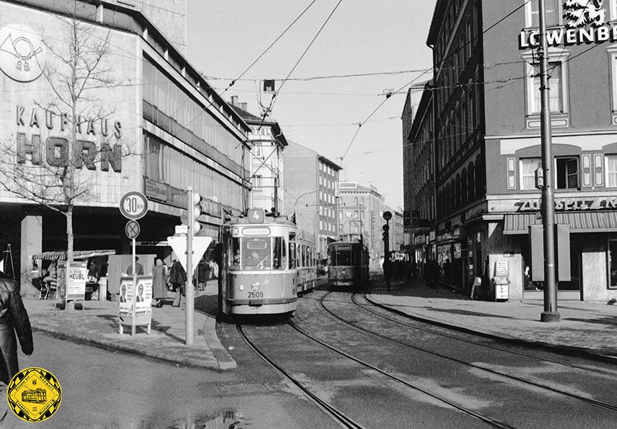 Im März 1978 fährt auf der Linie 4 der M5-Triebwagen 2508 + mit seinem m3-Beiwagen 3368 an der Haltestelle Hauptbahnhof Nord einwärts auf den Bahnhofplatz zu.