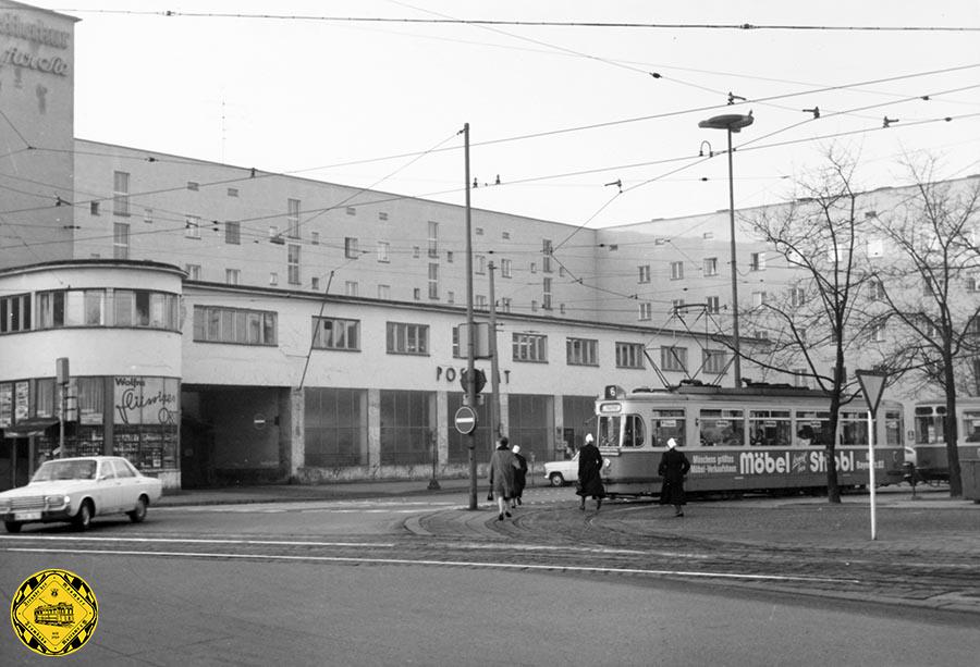 Vom 16. Juni bis November 1975 wurde die Schleife Am Harras umgebaut wegen der Inbetriebnahme der U-Bahnlinie U6 Goetheplatz - Harras. Der Umbau erfolgte, da die Trambahn durch Lindwurmstraße eingestellt wurde. Mit dem Umbau wurde auch die Wenderichtung am Harras in den Uhrzeigersinn umgedreht.