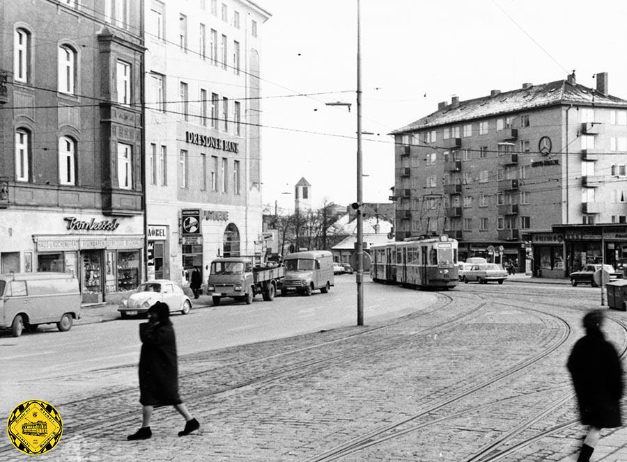 Nach dem 2. Weltkrieg wurden vom 9.3.1959 - 13.4.1959 auf der Strecke Plinganserstraße zwischen Lindenschmidtstraße und Am Harras Gleiserneuerungen bis auf die Einfahrtsweiche am Harras durchgeführt.