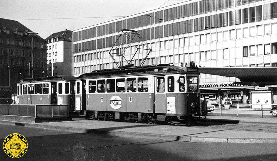 Der E-Triebwagen 542 mit f-Beiwagen fährt am 12.6.1964 am Bahnhofplatz stadtauswärts nach Milbertshofen.
