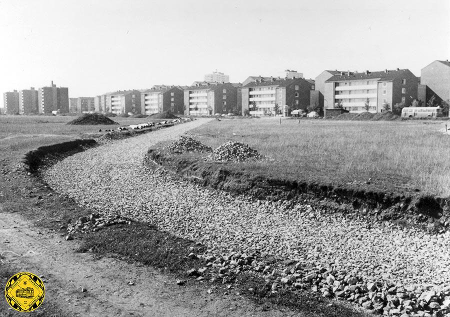 Nachdem die Trambahnstrecke nach Norden 1963 den Harthof erreicht hat, wurde ein Jahr später 1964 die Strecke zum Hasenbergl fertig. Die Umkehrschleife wurde großzügig angelegt und ein Hinterstellgleis in Betrieb genommen.