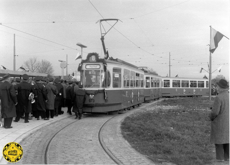 Am 8.11.1963, dem Eröffnungstag dieser Strecke zum Harthof, fuhr der  M4-Triebwagen 973+974+Beiwagen 1800 als Eröffnungszug am Harthof ein. 
