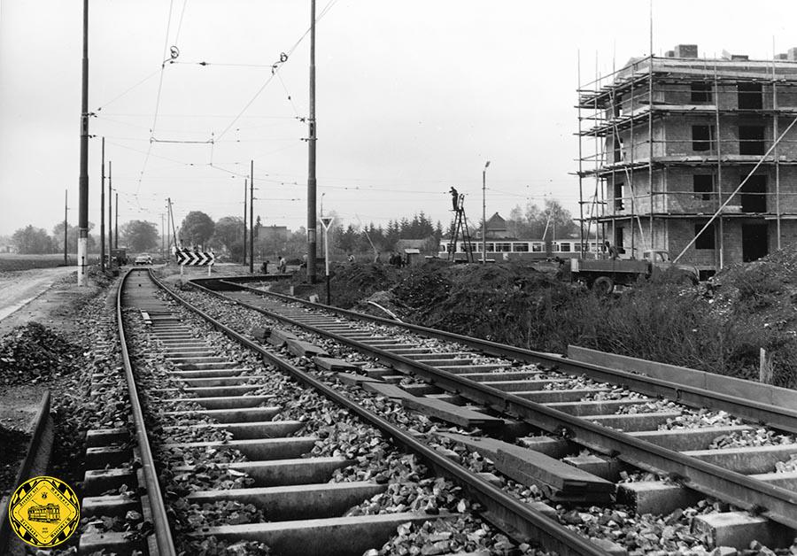 Der Bau der Strecke fiel mit dem Bau der Häuserblöcke zusammen. Allerdings sind die Wohnblöcke schon wieder abgerissen und Neubauten sind entstanden. Die 3 Hinterstellgleise wurden 1984 von Gleisnetz abgetrennt, 1996 wurden die Hinterstellgleise dann entfernt.