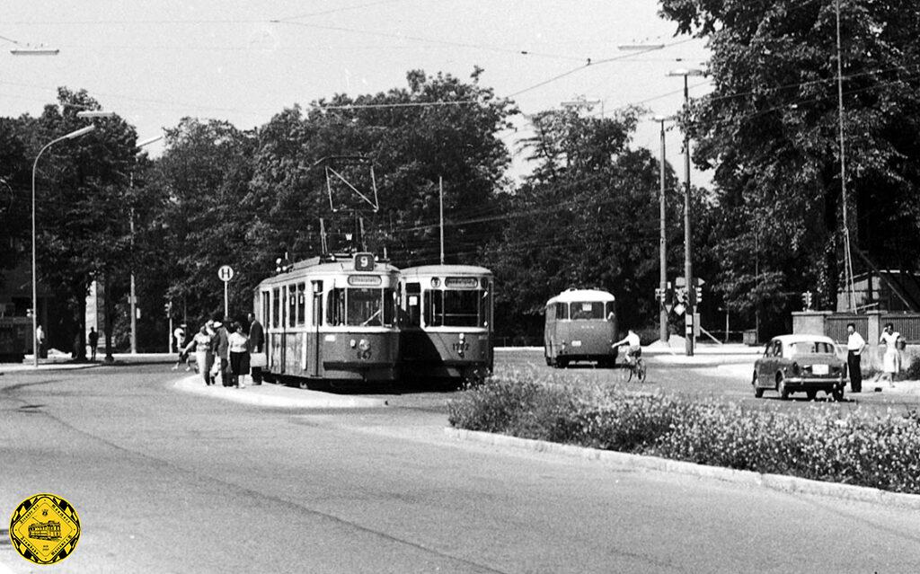 Besucherin der ersten Stunde am Herkomerplatz war ab 01.05.1927 die Linie 9, die anfangs vom Herkomerplatz - Ismaninger Straße - Max-Weber-Platz - Innere Wiener Straße - Ludwigsbrücke - Isartorplatz - Tal - Marienplatz - Karlsplatz - Bayerstraße - Hauptbahnhof - Bayerstraße - Theresienhöhe - Westend (Schleife Gollier- /Ridler- /Astallerstraße) fuhr. Am 06.06.1945 war aber erstmal Schluß. Ab 24.10.1955 bis 31.05.1975 ging es dann von hier zum Gondrellplatz.
