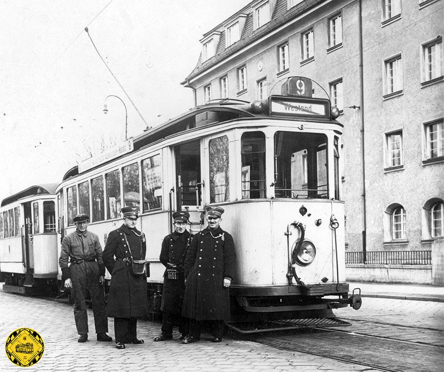 Im Jahr 1936 steht ein E-Wagen der Linie 9 abfahrfertig mit Schaffnerteam in der Ismaninger Straße bereit.
