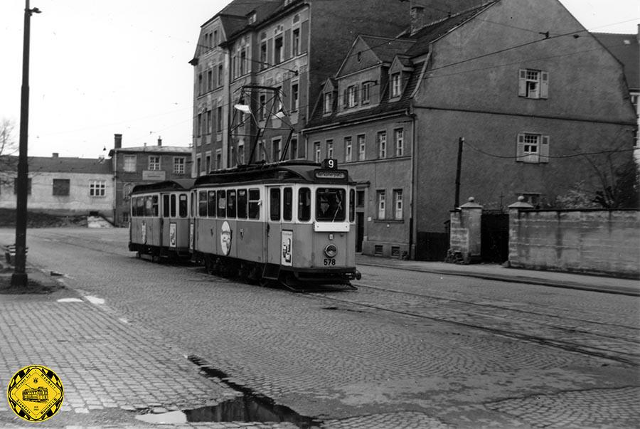 Am 19. April 1957 fährt ein Wagen der Linie 9 durch die Ridlerstraße