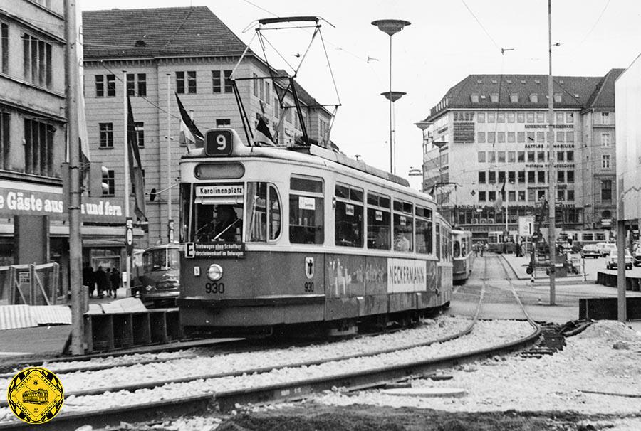 Der Wagen der Linie 9 mit dem provisorischen  Zielschild "Karolinenplatz" biegt am 23.9.1967 vom Bahnhofsplatz über das neue provisorische Schottergleis am Hertie in die Prielmayerstraße ab.