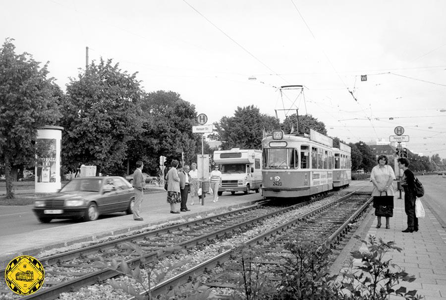 Heute ist die Hanauer Straße nur noch eine Haltestelle der Linie 20 auf ihrem Weg, den sie seit dem 19.10.1980 nach Moosach nimmt.