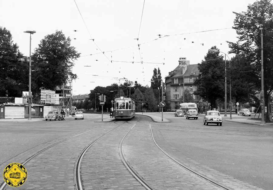 Im Juni 1963 steht der M4-Triebwagen 954 mit dem m4-Beiwagen 1774 auf der Linie 9 an der Haltestelle Herkomerplatz stadteinwärts
