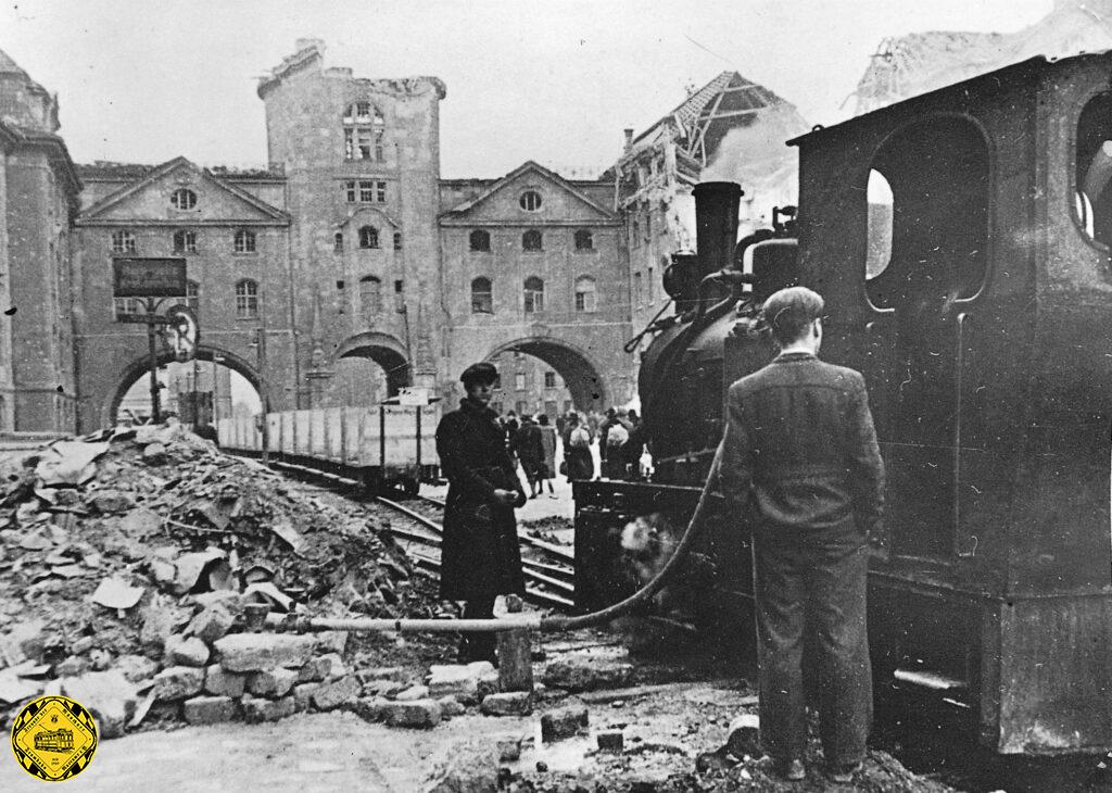 Vor der Kulisse des zerstörten Verkehrsministeriums werden Feldbahnloks mit Wasser versorgt und Kohle und Holz, soweit vorhanden. 