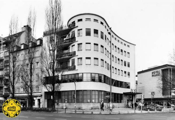 Das Postamt und Wohngebäude am Goetheplatz, kurz auch „Goethepost“ genannt, wurde 1932 nach Plänen von Robert Vorhoelzer, Walther Schmidt und Franz Holzhammer im Stil der Neuen Sachlichkeit erbaut. Markant ist die geschwungene straßenseitige Front. Das Bauwerk ist zusammen mit dem Gebäude Lindwurmstraße 6 als Baudenkmal in die Bayerische Denkmalliste eingetragen