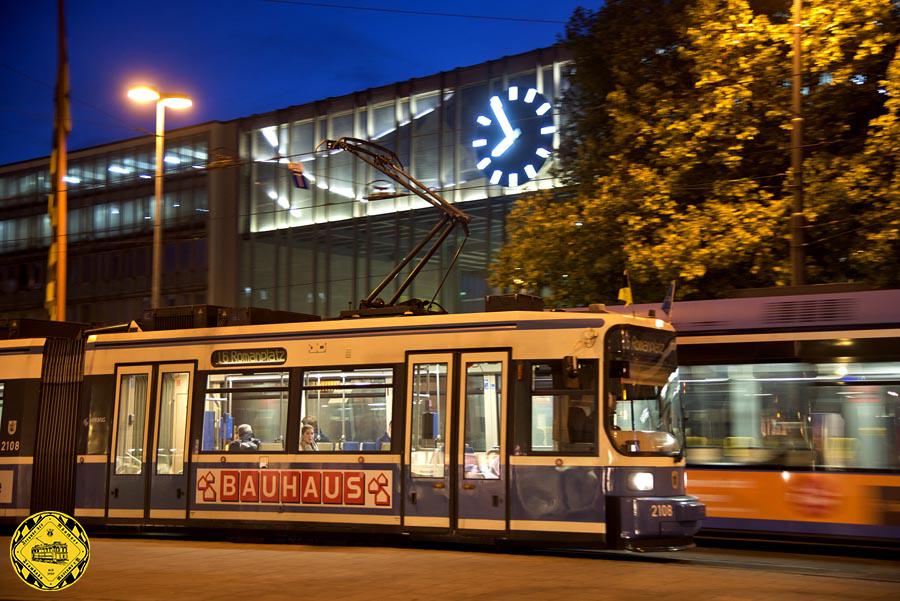 Das über Jahrzehnte vertraute Bild des Münchner Hauptbahnhofs nach dem Krieg: die große Uhr im Mittelteil des Gebäudes gut sichtbar bei Tag & bei Nacht.