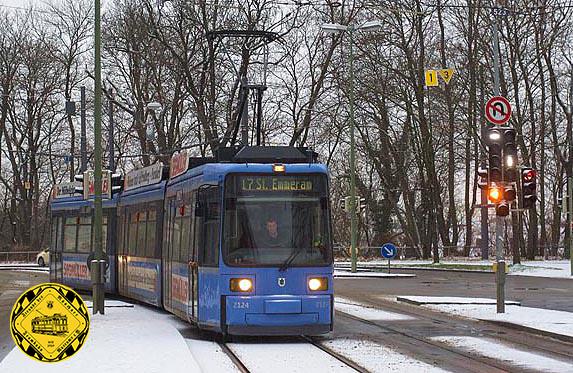 Vom 01.06.1996  bis 11.12.2011 kam hier die Linie 17 auf ihrem Weg zur Amalienburgstraße vorbei. Ab dem 10.12.2017 bis heute bedient die Linie 17 wieder diese Route mit ein paar baulich bedingten Umleitungen.