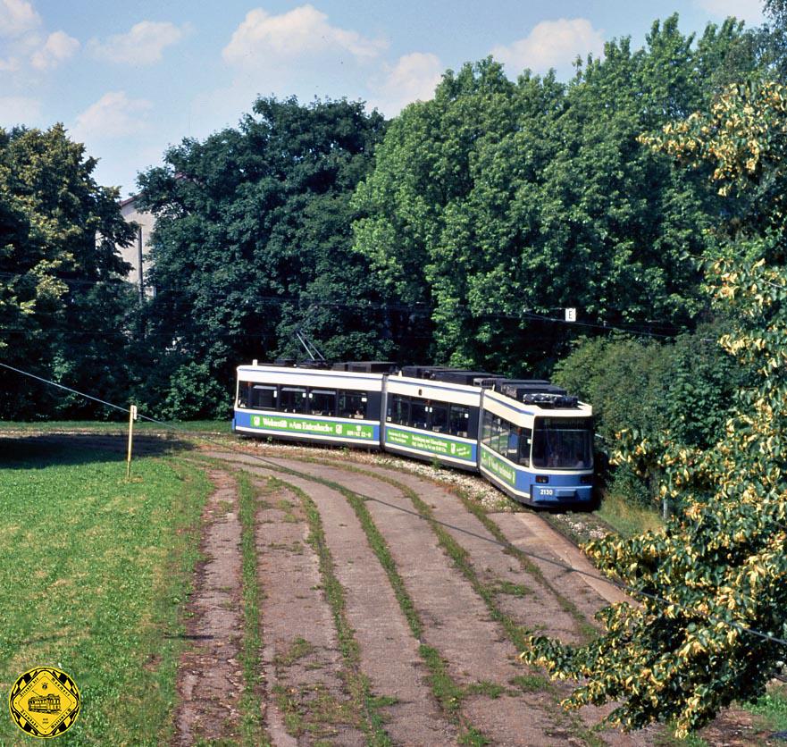 Gerade ein halbes Jahr ist R2-Wagen 2130 im Einsatz, als er im Juni 1996 die Endhaltestelle am Gondrellplatz erreicht und passiert dabei die wenig später entfernten drei Hinterstellgleise (Bild: Peter-Michael Hübner)