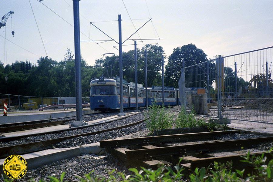Seit dem 23.5.1993 kommt die Linie 21 an der Hanauer Straße vorbei. 1993/94 zum Bau der U-Bahn vom Rotkreuzplatz zum Olympia-Einkaufszentrum  gab es einige gravierende Umleitungen für den Trambahnverkehr, in dessen Verlauf eine provisorische Wendeschleife für die Linie 21 von der Dachauer Straße seitlich in die Hanauer Straße gebaut wurde.