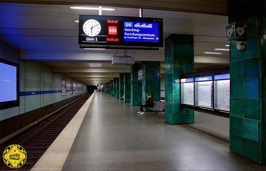 Der U-Bahnhof Goetheplatz  wurde in seiner Innengestaltung wie die restlichen Bahnhöfe der ursprünglichen U6-Strecke von Paolo Nestler geplant. Er war zur Eröffnung der Münchner U-Bahn im Jahr 1971 südlicher Endpunkt aller damaligen Linien, ehe diese bis Implerstraße verlängert wurden. Mit grüner Keramik verkleidete Stützen sind im Nestler'schen Farbkonzept die Erkennungsfarbe des in gerade Linie erbauten Bahnsteigs am Goetheplatz.