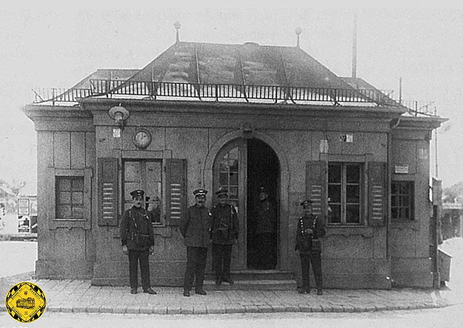 Das Stationshaus  Am Harras  wurde 1906 erbaut und 1938 abgebrochen. Das Bild ist datiert mit 21.08.1925.
