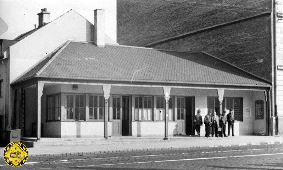 Das neue Stationshaus Harras im Juni 1940. Es stand an der Ostseite des Platzes