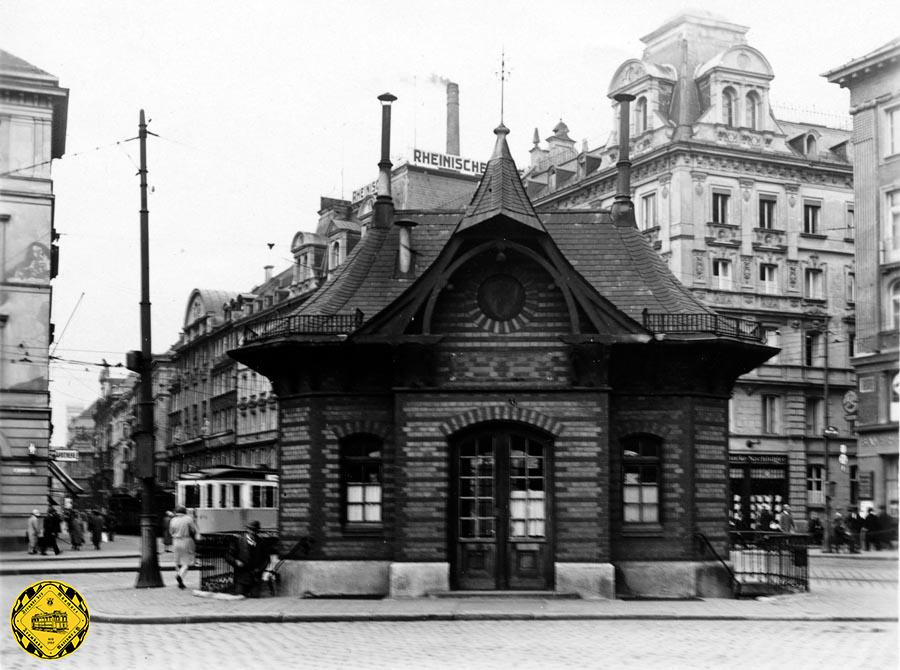 Das 1898 erbaute Stationshaus mit Wartesalon für Trambahn-Fahrgäste stand bis 1929 an diesem Platz und mußte dann dem Autoverkehr weichen. Es war ein besonderer Service für die Fahrgäste damals. In München gab es an vielen Plätzen und Kehrschleifen teilweise sehr aufwändig gestaltete Warteräume. Doch der am Bahnhofsplatz war mit Abstand der schönste damals.