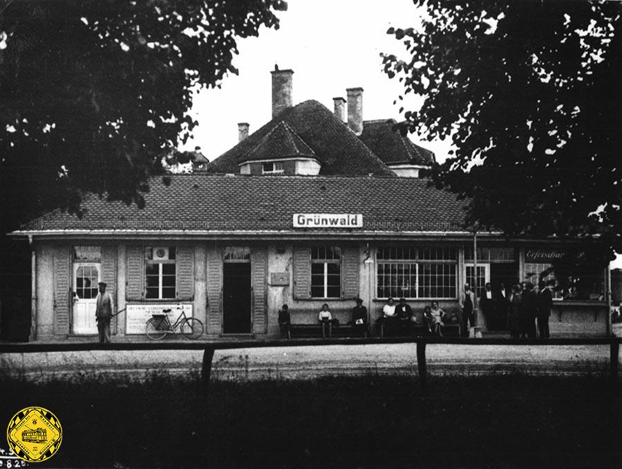 Im August 1926 warten die Fahrgäste in dem kombinierten Wartehäuschen und Stationshaus auf die nächste Trambahn in Richtung Innenstadt.