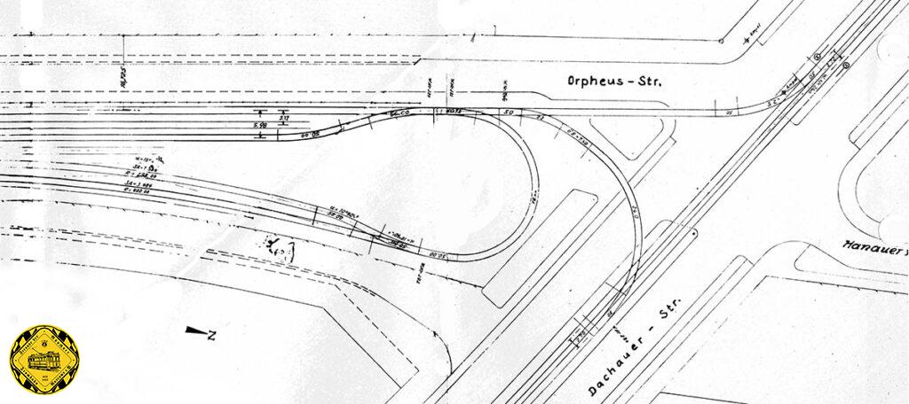 Eine Schleife an der Hanauer Straße gab es zu verschiedenen Zeiten. Am 22.10.1929 wendete zum ersten Mal die Linie 4 über die Abstellanlage an der Orpheusstraße / Westfriedhof. Das wurde damals auch als Schleife an der Hanauer Straße bezeichnet. Die Gleisanlagen waren damals sehr komplex mit bis zu fünf Hinterstellgleisen und einer Wendeschleife sowie der Wendemöglichkeit über die Dachauer Straße. Der Baubeginn für diese Erweiterung des Münchner Trambahnnetztes erfolgte am 1. Dezember 1928. Damit entfiel auch die alte Schleife vor dem Westfriedhof an der Baldurstraße am 22.10.1929. 