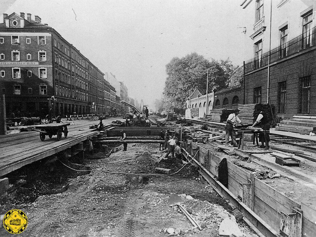 Im Jahr 1941 kamen die Bauarbeiten durch Kriegseinflüsse schließlich zum erliegen. bis dahin war der Bahnhof Goetheplatz fast fertiggestellt sowie die unterirdische zweigleisige Strecke zum Sendlingertorplatz. Im Krieg wurde die 590 Meter lange Neubau-Ruine als Luftschutzbunker für die daneben liegende Kinderklinik genutzt. Nach dem Zweiten Weltkrieg wurde die Bombengrater zugeschütte und es geriet der Tunnel zunächst in Vergessenheit.