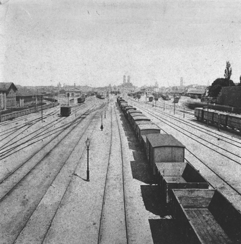 Aber bei der rasanten Ausbreitung des Schienennetztes wurde eine Erweiterung gebaut von 1877 bis 1883. Und genau in dieser Zeit beginnt auch die Timeline der Trambahngeschichte des Hauptbahnhofs, der damals stolz Centralbahnhof hieß.