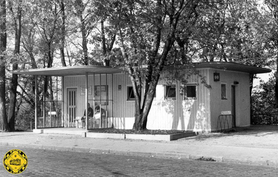 Die Wartehalle mit Toilettenanlage am Herkomerplatz am16.10.1952