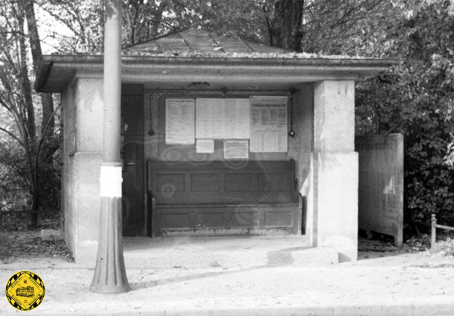 Das Bild vom Juni 1940 zeigt das alte Vorkriegs-Wartehäuschen am Herkomerplatz