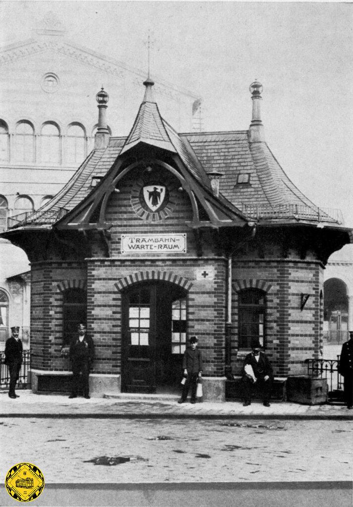 Das 1898 erbaute Stationshaus mit Wartesalon für Trambahn-Fahrgäste stand bis 1929 an diesem Platz und mußte dann dem Autoverkehr weichen. Es war ein besonderer Service für die Fahrgäste damals. In München gab es an vielen Plätzen und Kehrschleifen teilweise sehr aufwändig gestaltete Warteräume. Doch der am Bahnhofsplatz war mit Abstand der schönste damals.