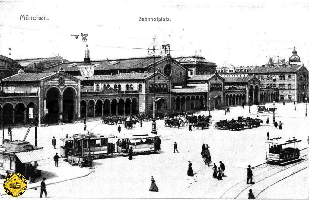 Kuriosität am Rande: es gibt eine später um 1900 erschienene Postkarte des gleichen Negativs, auf der aber der zweite Pferdebahnwagen abgeschnitten wurde und das Pferd vor der zweiten Pferdetram wegretuschiert wurde, vermutlich um moderner zu wirken, denn die Pferdetram war sowas von out.