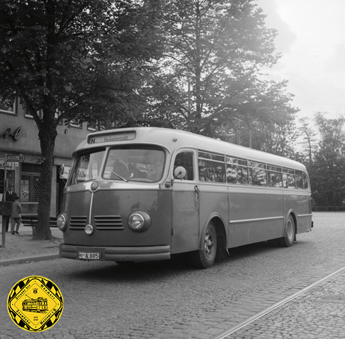 Auch mehrere Buslinien bedienten den Herkomerplatz. Die Linie N (ab 1961: Linie 90) wurde von einem privaten Auftragnehmer bedient und fuhr von hier nach Johanneskirchen. Auf diesem alten Bild eines O320H von Daimler-Benz kann man auch gut das Hinterstellgleis erkennen, das in die Denninger Straße führte.