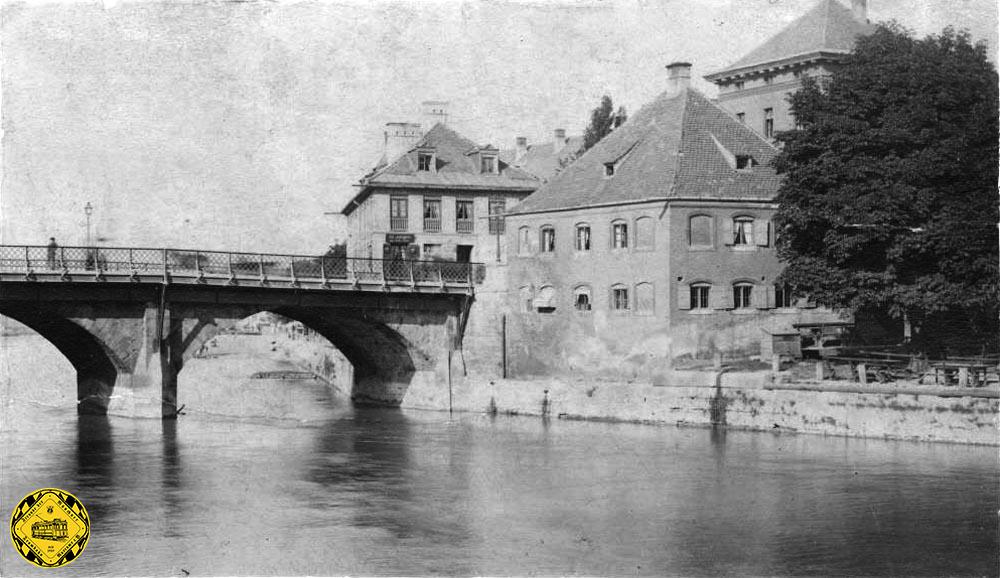 Ein erstes Foto des Westteils der Brücke zeigt die Brücke 1875 zwei Jahre vor der Verbreiterung für die Trambahn.
