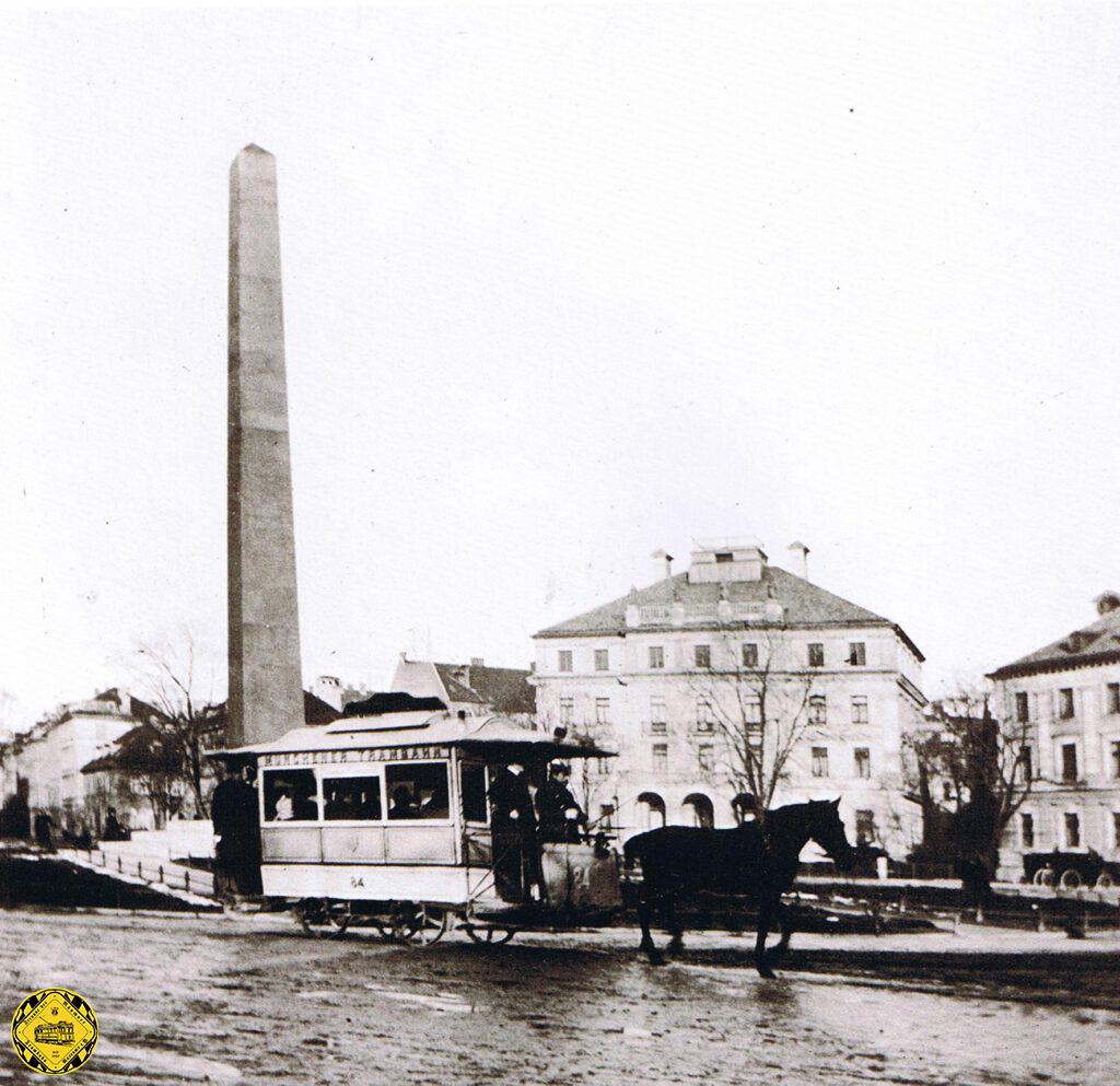 Die Pferdebahn-Linie 7 eröffnet die neue Strecke nach Schwabing über den Karolinenplatz. Hier der Wagen 14, ein geschlossener Pferdebahnwagen im Jahr 1885.