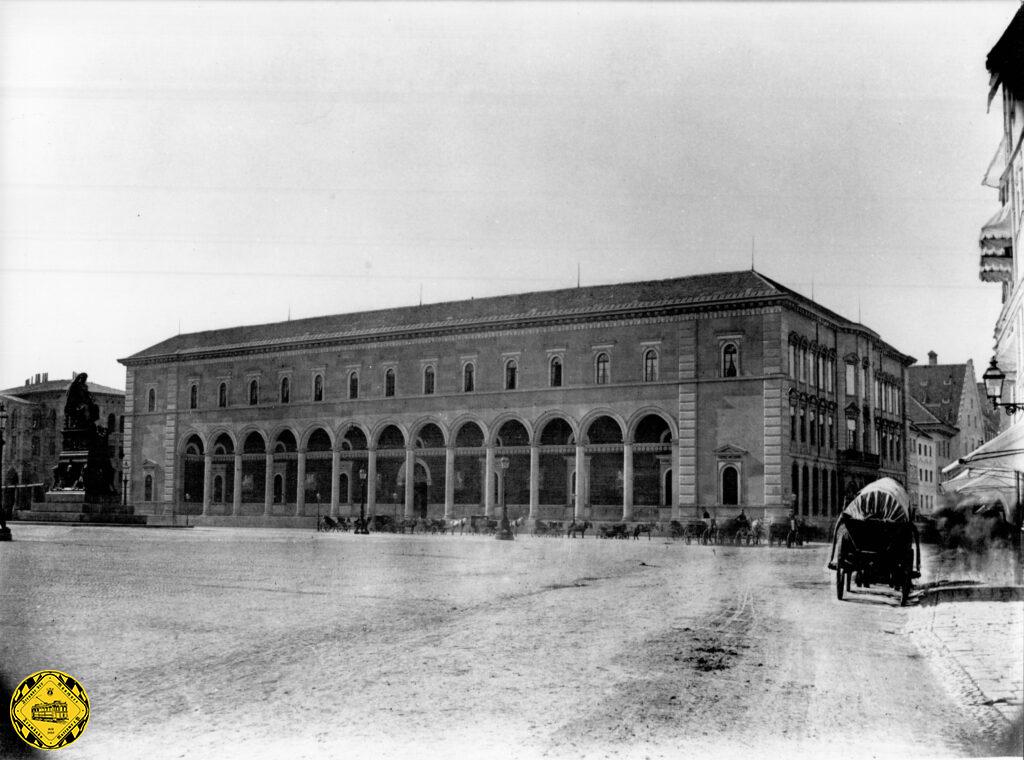 Das Törring-Palais am Max-Joseph-Platz wurde schon 1849 zur Hauptpost umgebaut worden und nun plante man 1906 den Trambahnanschluss in den sehr kleinen und engen Innenhof.