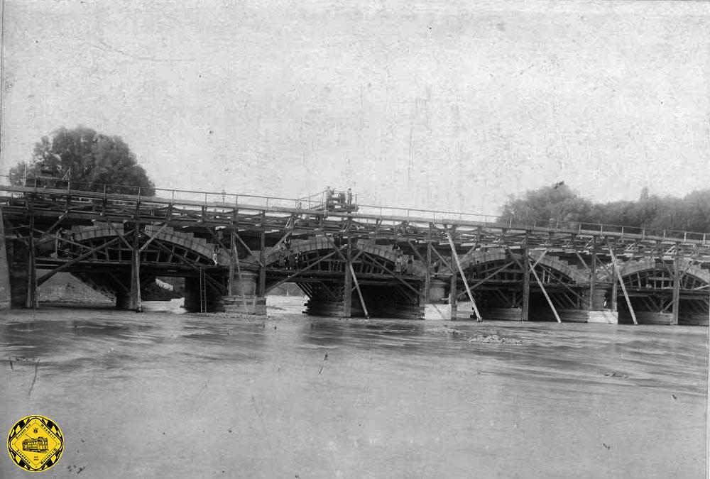 1891–1892 wurde die Innere Ludwigsbrücke durch einen breiteren Neubau mit drei Betonbögen ersetzt und die äußere Brücke mit vier verbreiterten Betonbögen versehen und dem modernen Verkehr des ausgehenden 19. Jahrhunderts angepaßt.