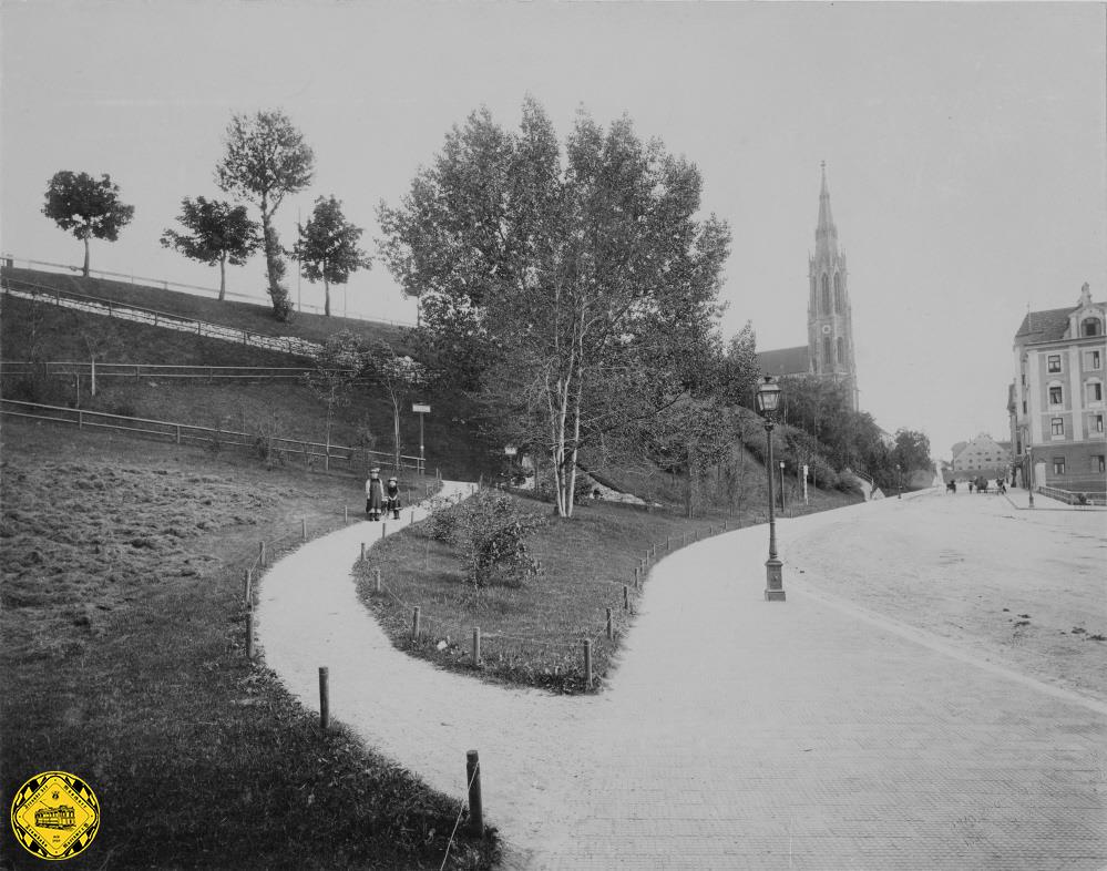 Das Bild aus dem Jahr 1893 zeigt den Giesinger Berg nun etwas seiner größten Steigungen beraubt und noch ohne Trambahnschienen