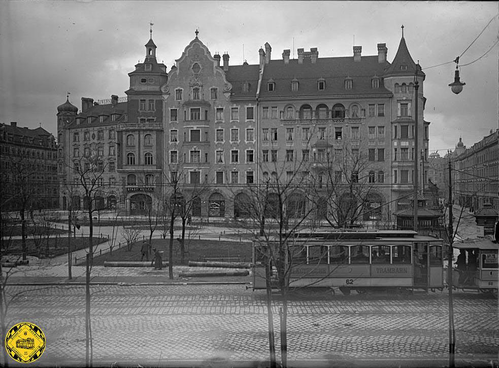 Im Jahr 1898 fährt der TW 62 schon elektrisch über den Isartorplatz in Richtung Marienplatz.