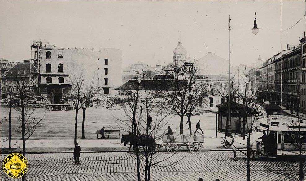 Im Jahr Winter 1898 fährt noch die Pferdetrambahn über den Isartorplatz. Der Platz wandelt sich schnell durch viele Neubauten: die Gegend ist Spekulationsobjekt geworden, was auch die Trambahn AG 1900 veranlasste, den Betriebshof an der Thierschstraße aufzugeben.