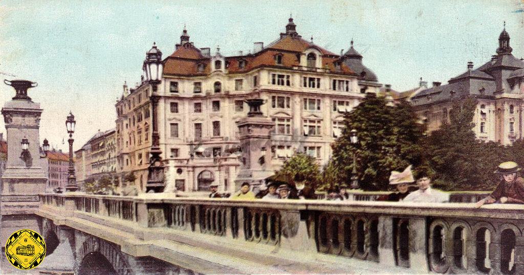 Cafehäuser in Münchne waren überaus beliebt: das "Cafe Luitpold" eröffnete 1888 in der Briennerstraße und das "Cafe Dengler" am Odeonsplatz sowie eben auch das "Cafe Neptun". Je nach Kundenschicht warben die Lokale mit einem besonderen Wein- oder Bierangebot, z. B. schenkte das "Cafe Neptun" sogar Fassbier aus. August Hermann, der frühere Pächter des "Cafe Paul", übernahm es 1892 und warb zur Eröffnung mit folgender Zeitungsanzeige: "Cafe von 6 Uhr früh, Löwenbräubier vom Faß, 6 Billards, 70 in- und ausländische Zeitungen ...- über dem Restaurationssaal befindet sich ein sog. Bierstübl." 1897 kam das Lokal in den Besitz von August Götze; seit 1906 gehörte es zur Spatenbrauerei, wurde 1944 schwer beschädigt. Es wurde 1960 neu eröffnet, aber der alte Glanz war längst dahin.