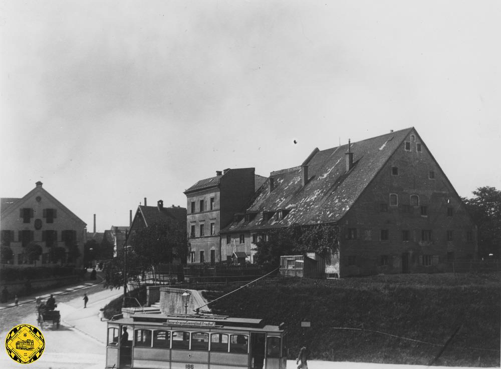 Ab 1896 fuhr die Trambahn über den Giesinger Berg. Dieses Bild zeigt einen Wagen der Linie 17 am Giesinger Berg kommend oben von der Treppe vor der Heilig-Kreuz-Kirche fotografiert.
