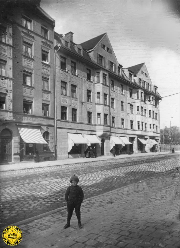 Selbst im Jahr 1938 stehen die Wohnblöcke nur bis zur Kreuzung der Belgradstraße mit der Karl-Theodor-Straße rechts im Bild und auf der Wiese weiter zum noch icht existierenden Scheidplatz grasen die Schafe.